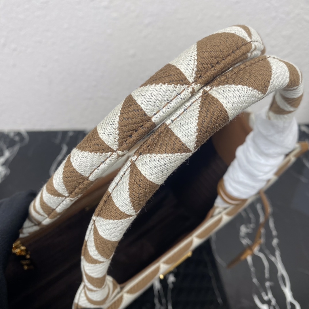 Pra*a small tote in saffiano leather 1ba356-39*31*11cm