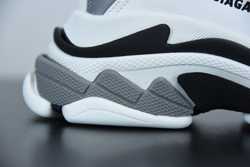 Ba*len*cia*ga triple s