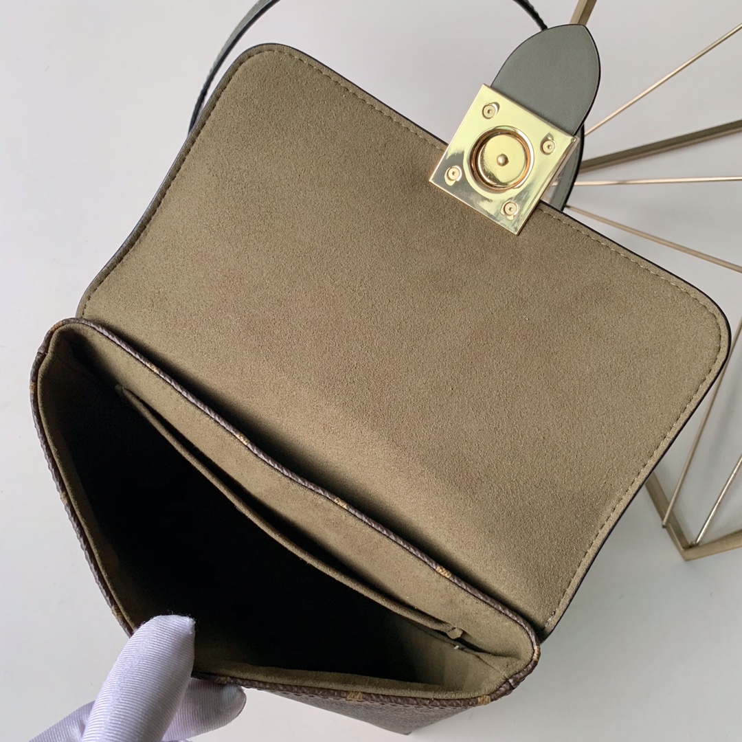 l0*is V*t0n locky bb bag -21* 17.0*8cm