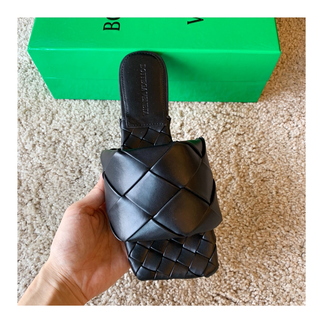 bo*te*ga Ve*ne*ta sandals