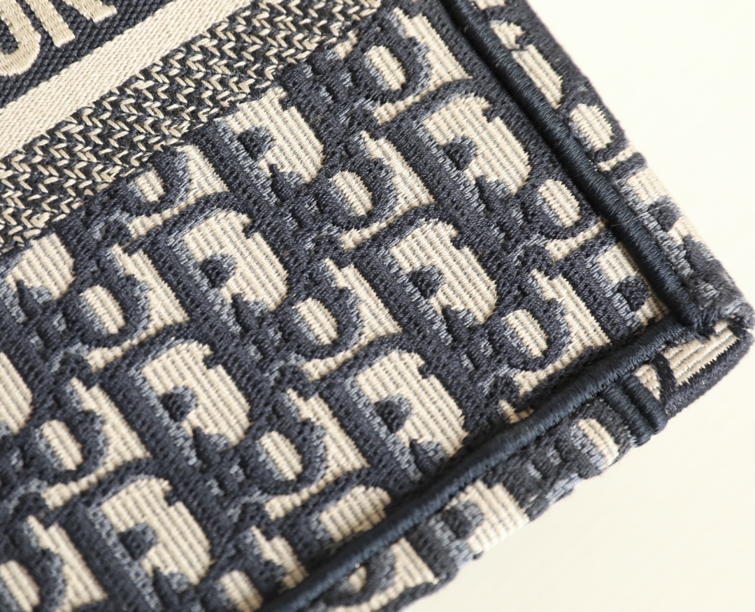 D*or small book tote-26*8*22cm