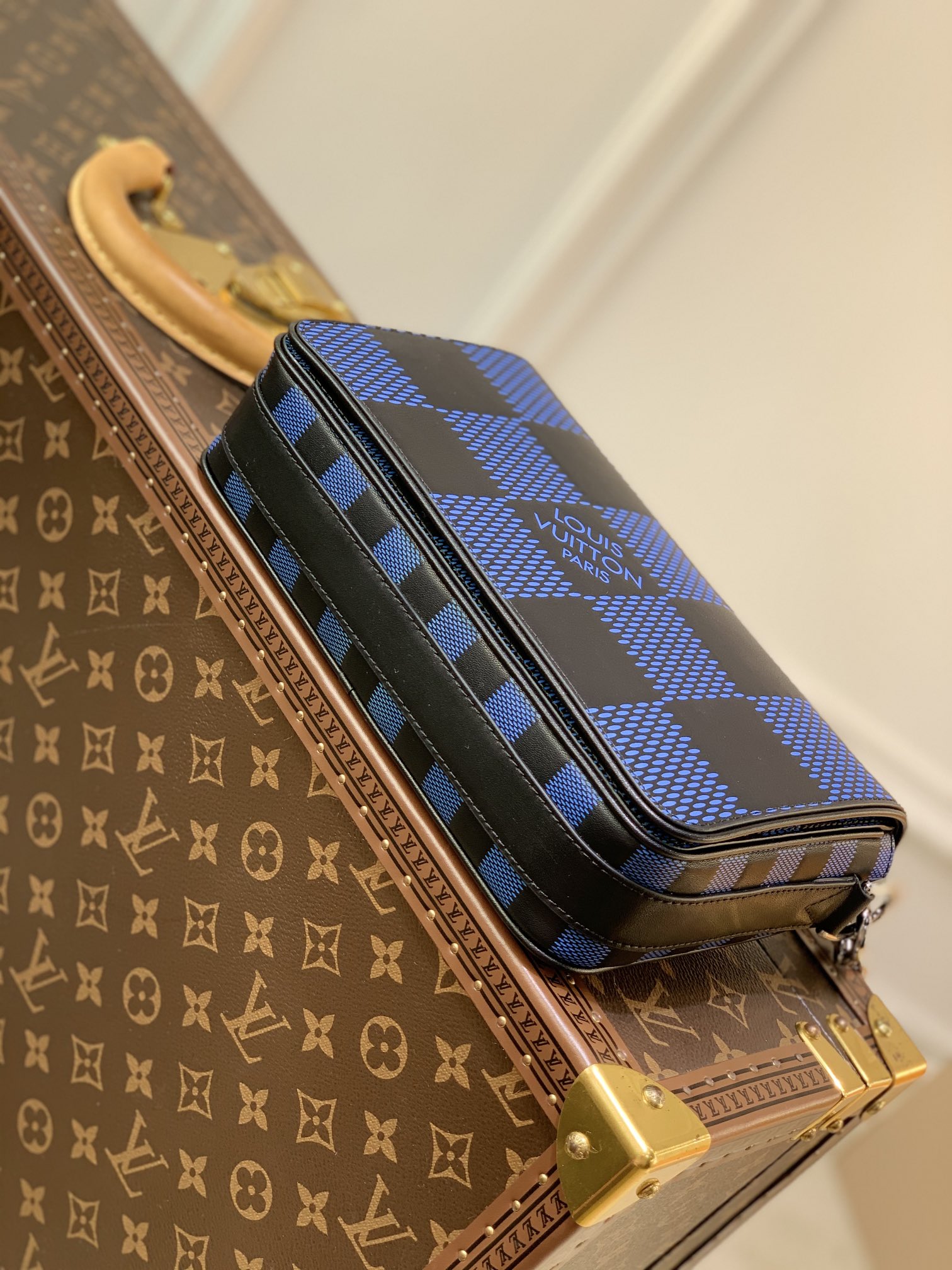 l0*is V*t0n studio messenger bag-23.5* 14*5 cm