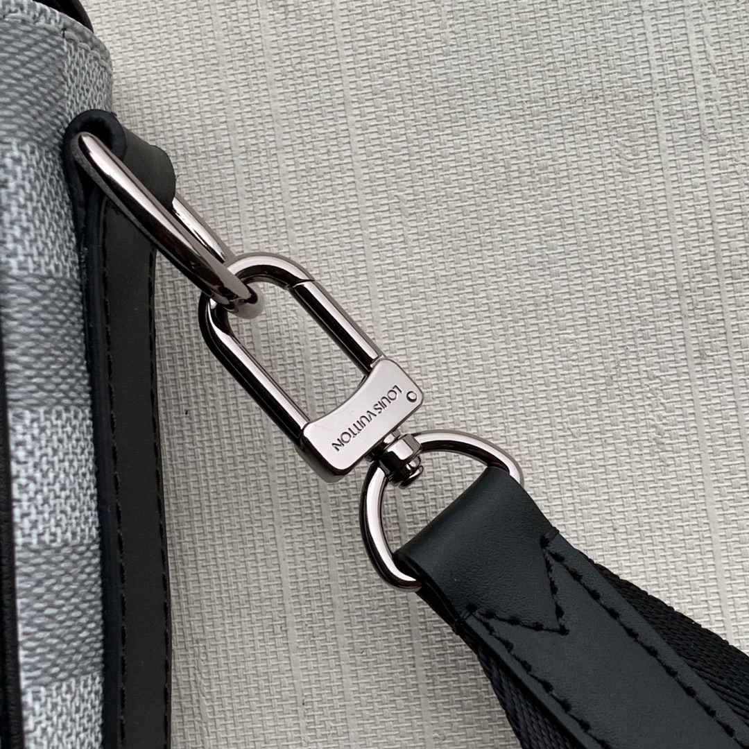 l0*is V*t0n studio messenger bag-23.5* 14*5 cm