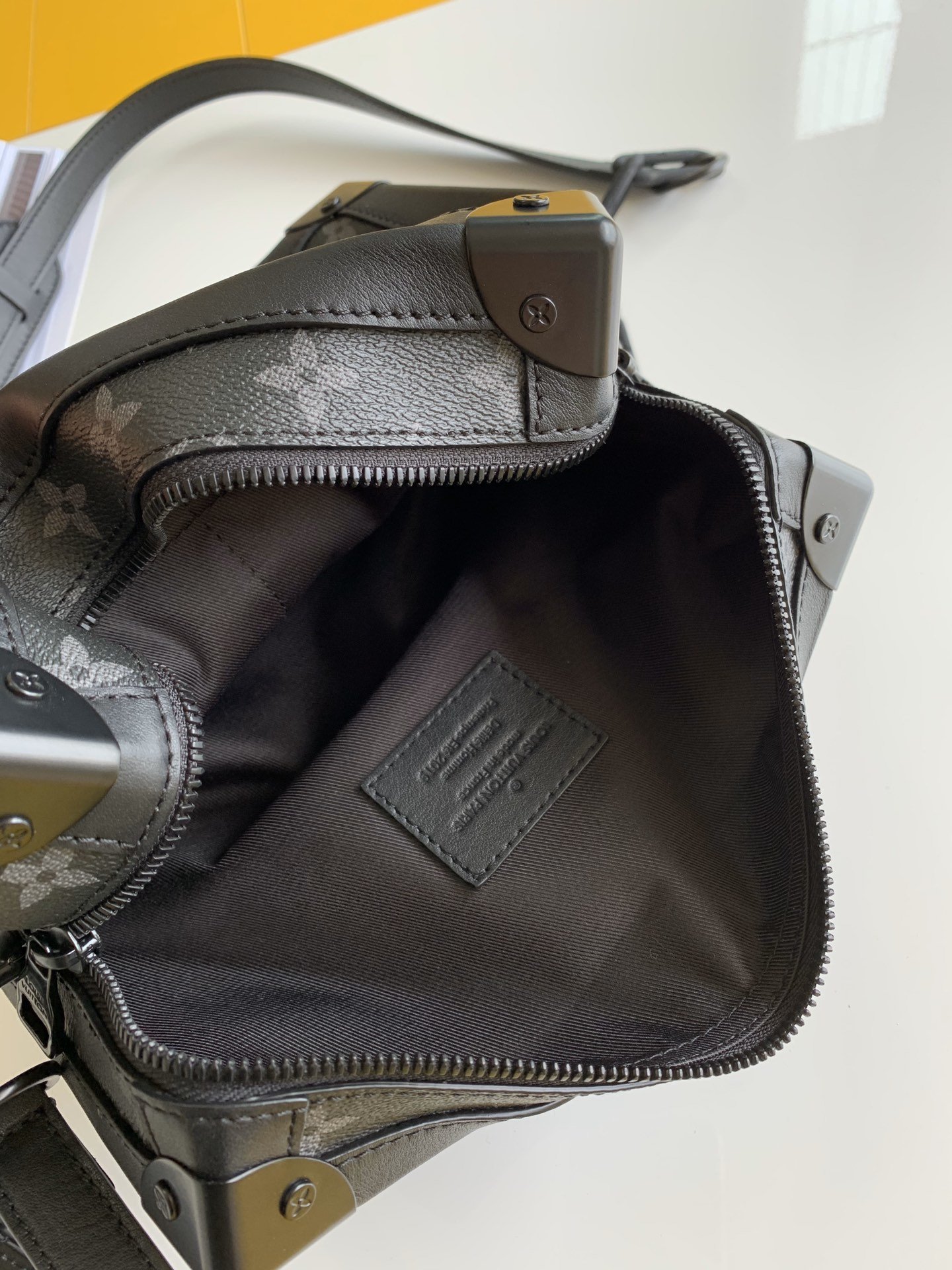 l0*is V*t0n soft trunk-25x17x9.5m