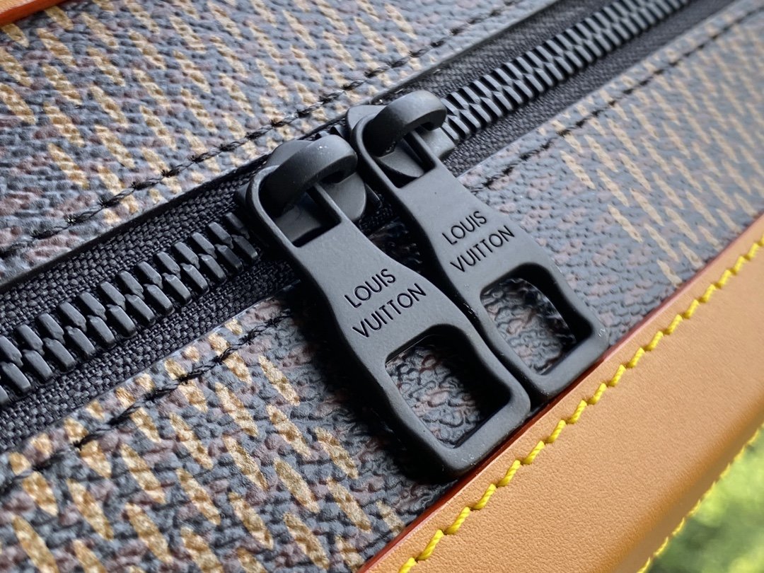 l0*is V*t0n soft trunk-25x17x9.5m