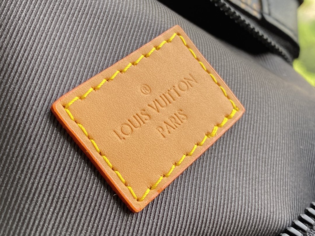 l0*is V*t0n soft trunk-25x17x9.5m