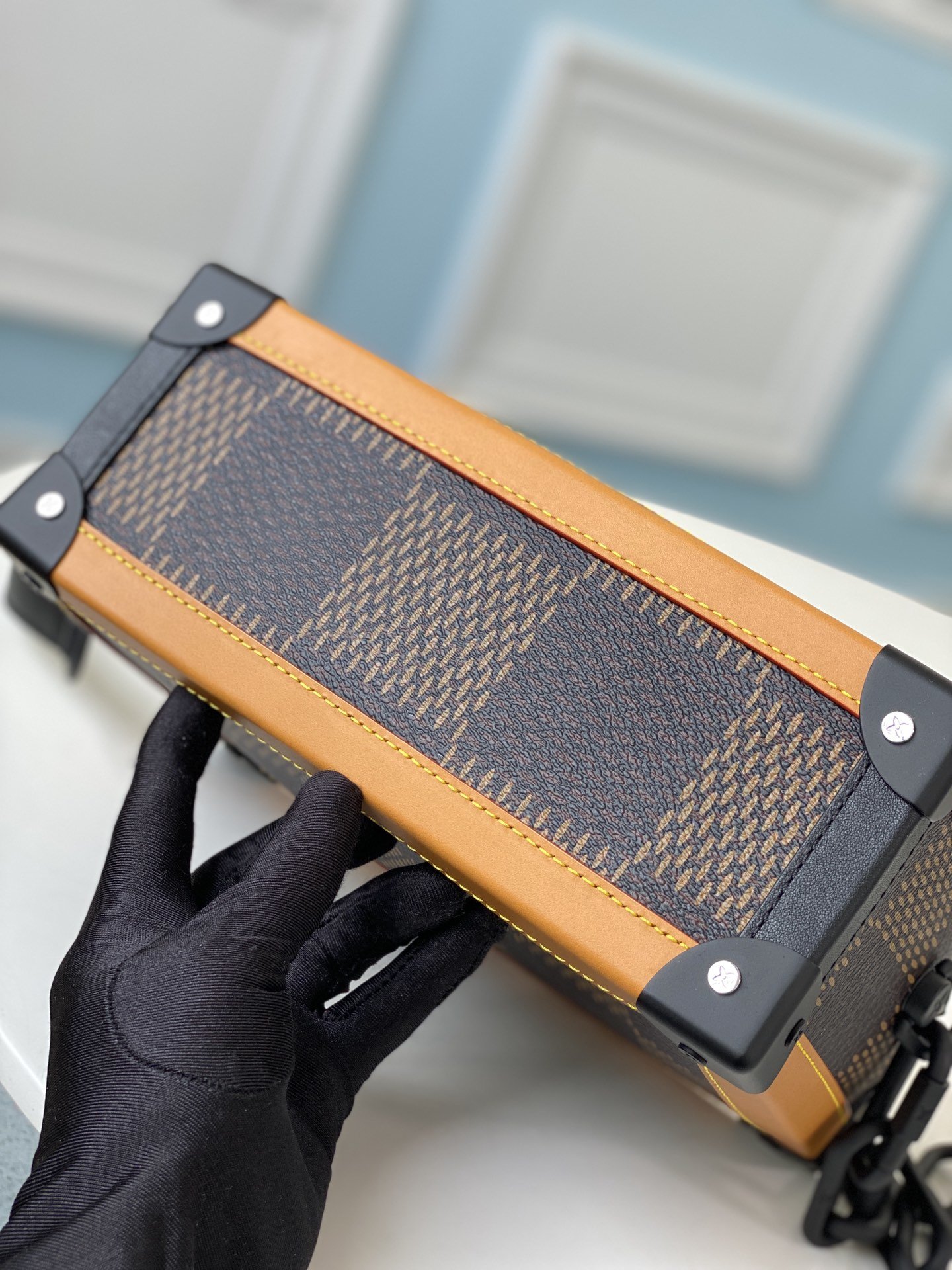 l0*is V*t0n soft trunk-25x17x9.5m