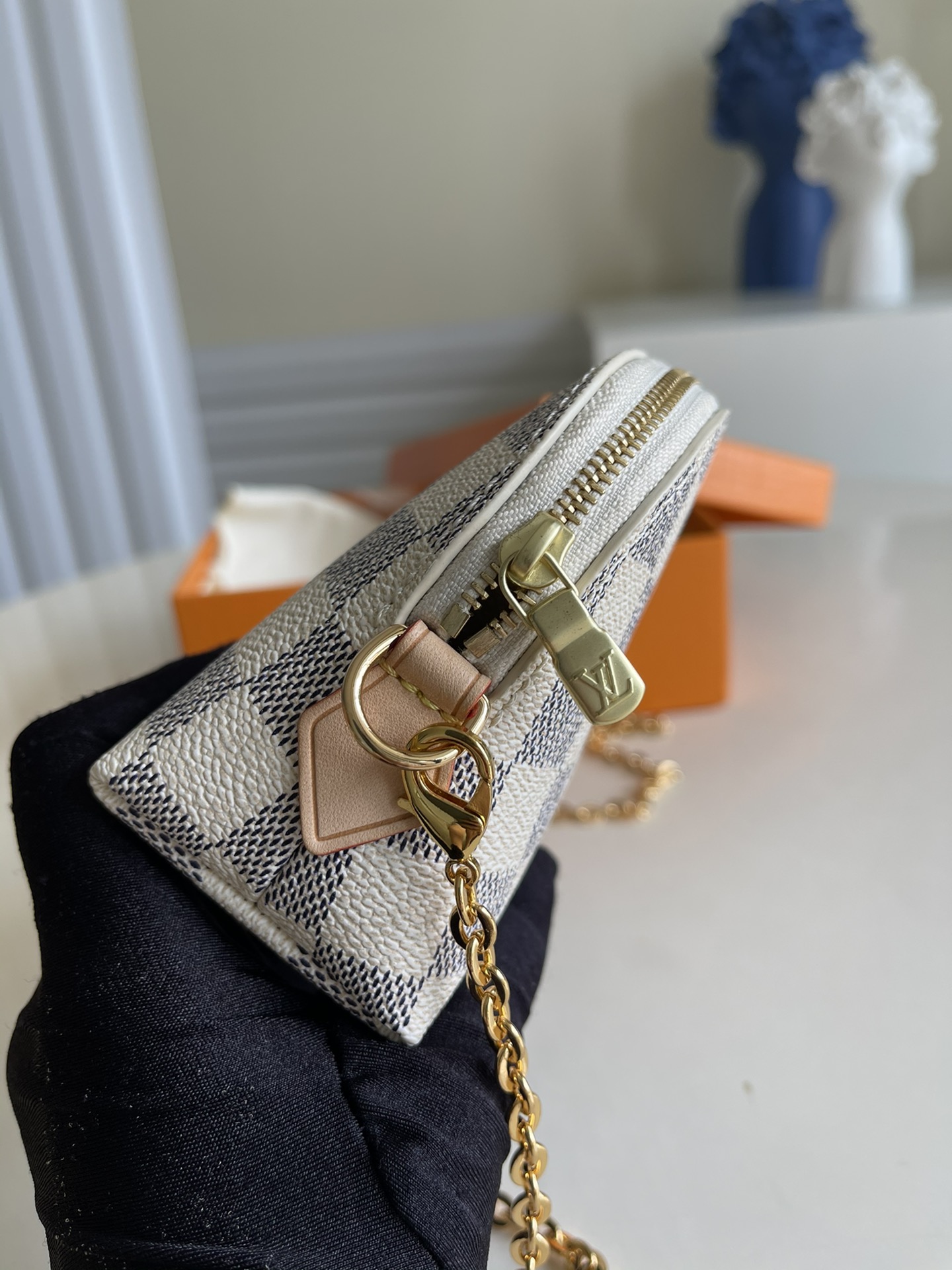 l0*is V*t0n cosmetic bag-17*12*6cm