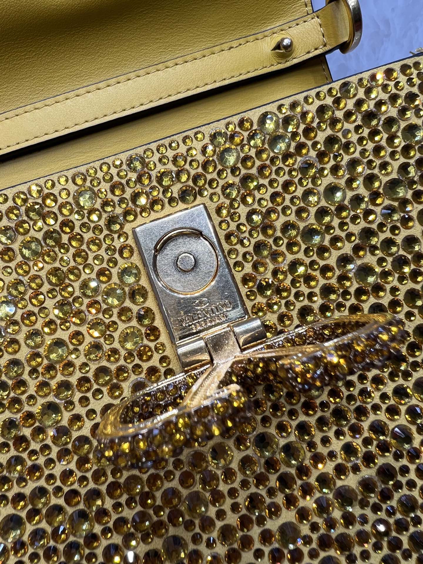 Va1e*ntin0 vlogo signature chain bag-19*13*9cm