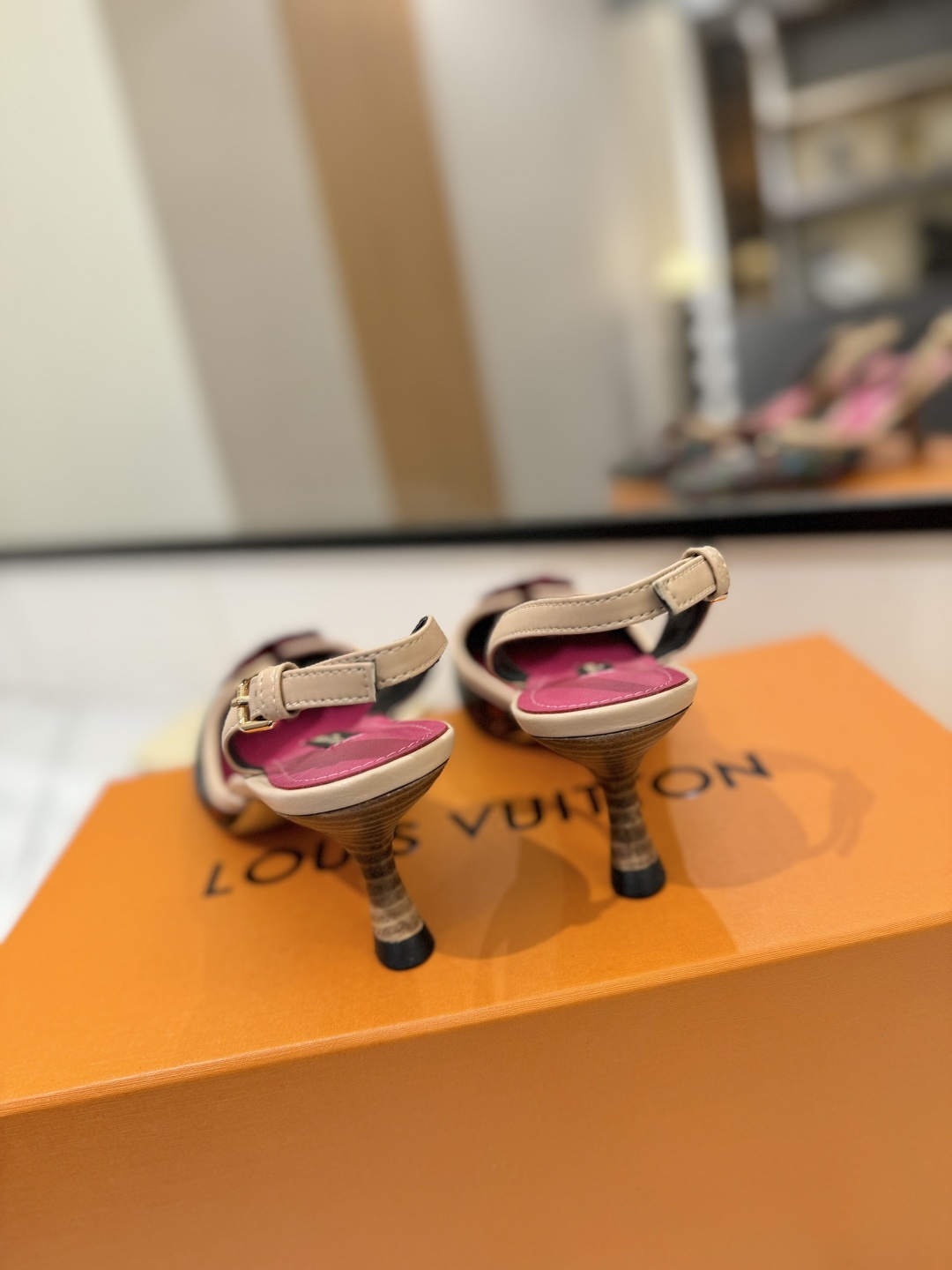L0vis Vvtt0n Sandals