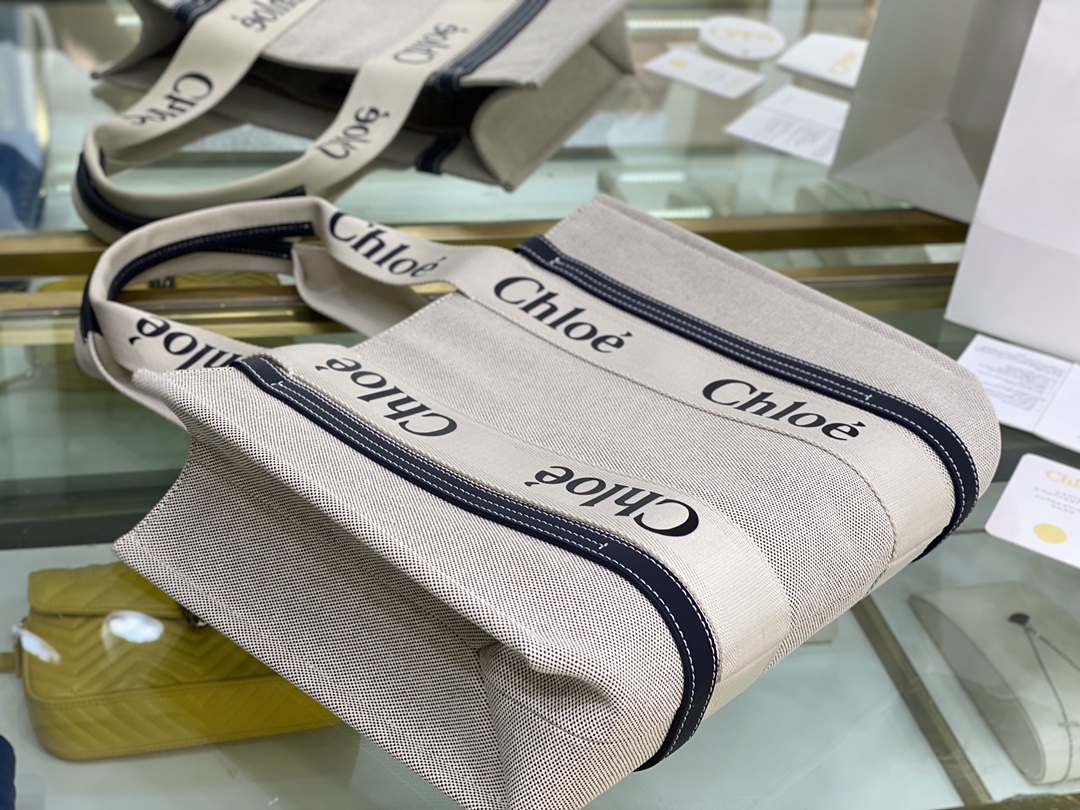 Ch10e woody tote bag