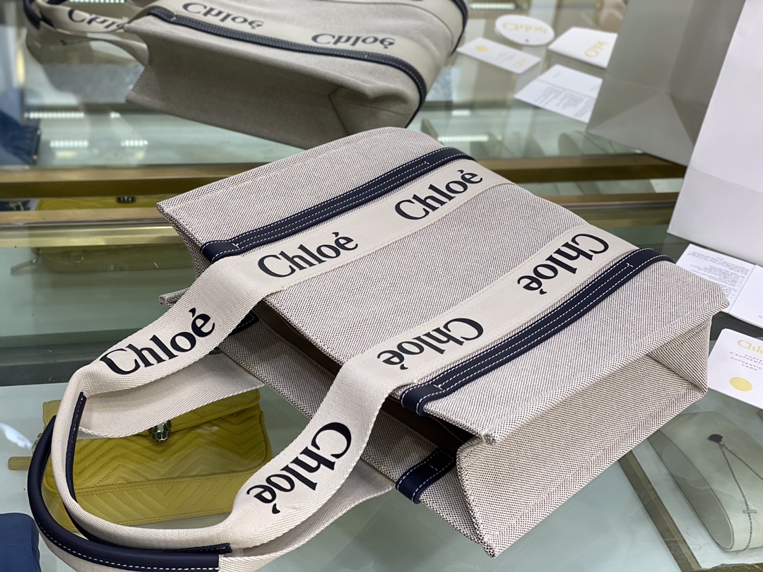 Ch10e woody tote bag