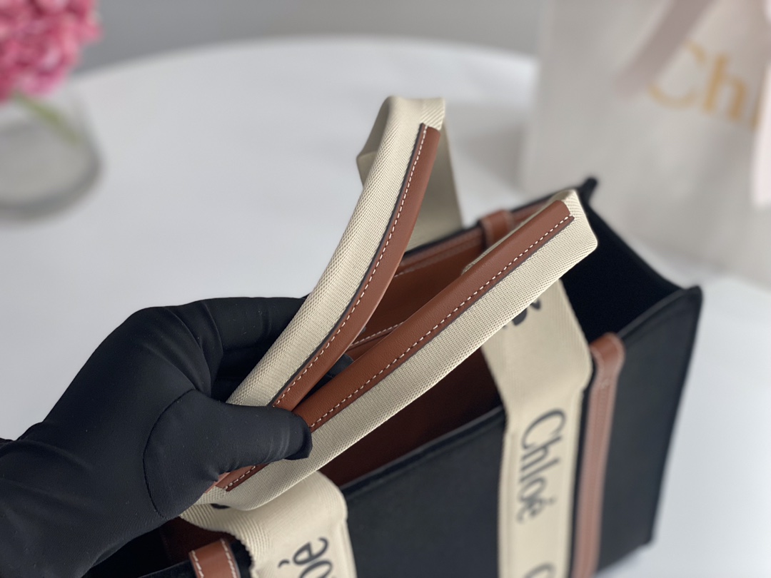 Ch10e woody tote bag