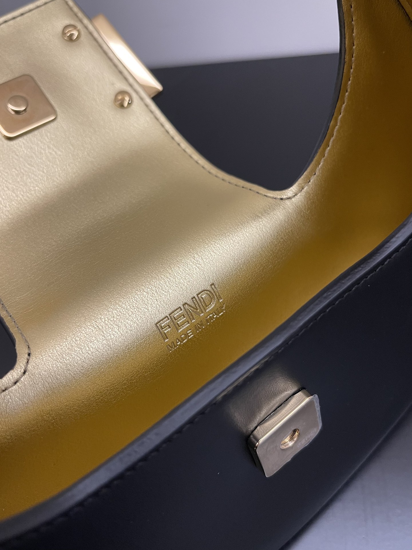 F**di cookie-22x4.5x17.5cm