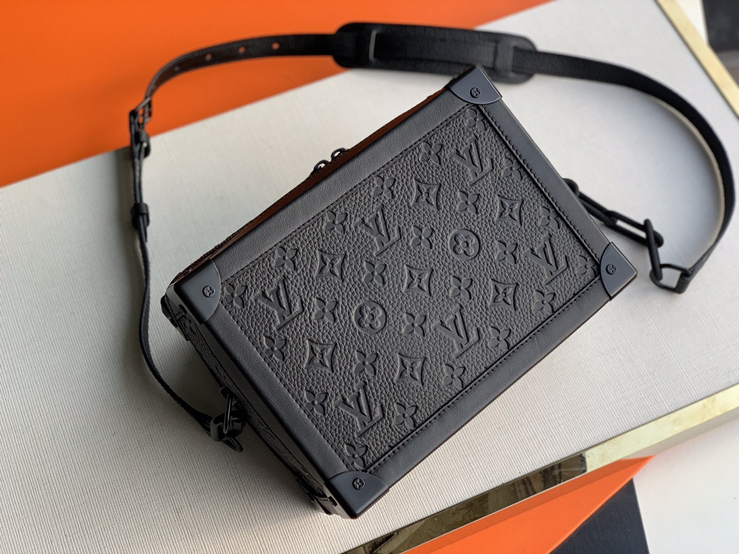 l0*is V*t0n soft trunk-25x17x9.5m