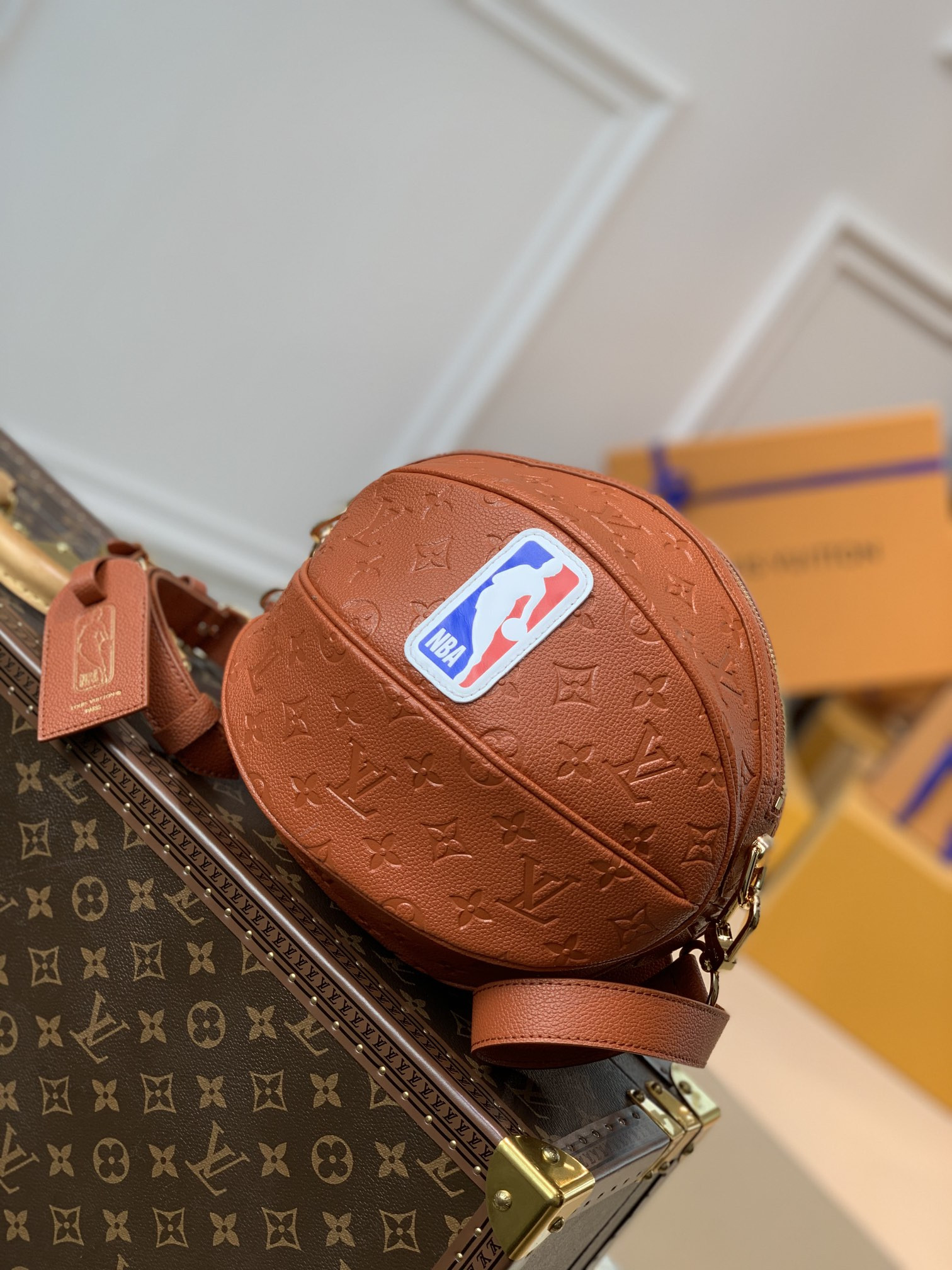 l0*is V*t0n ball in basket -30 x 42 x 11m