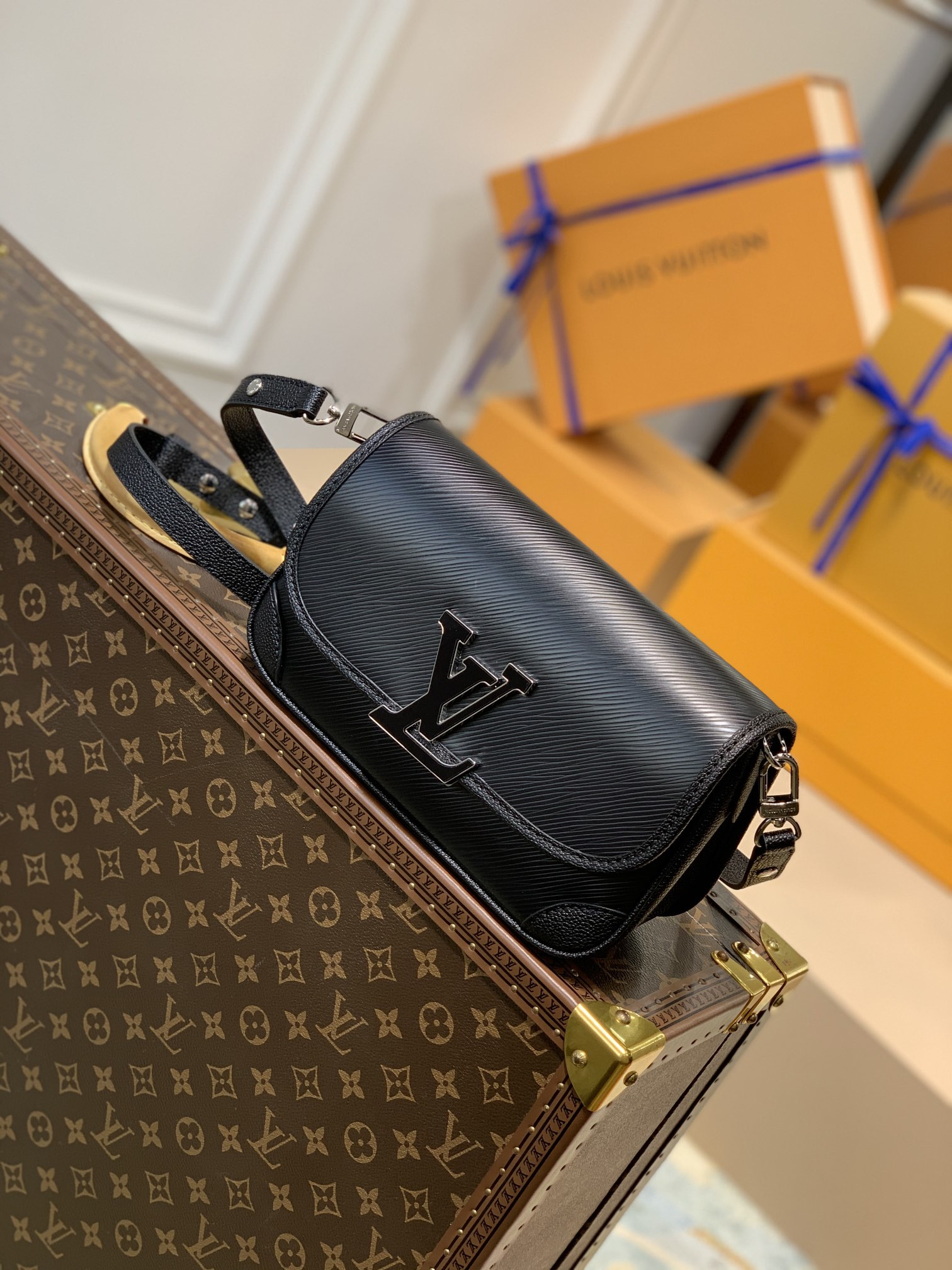 l0*is V*t0n buci handbag-24.5 x 15.5 x 9cm