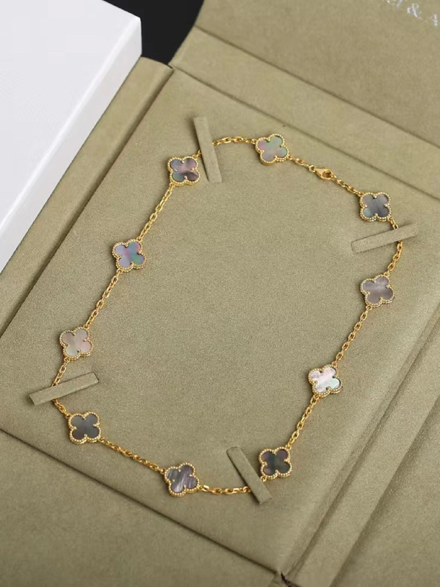 VCA 10-Flower Necklace