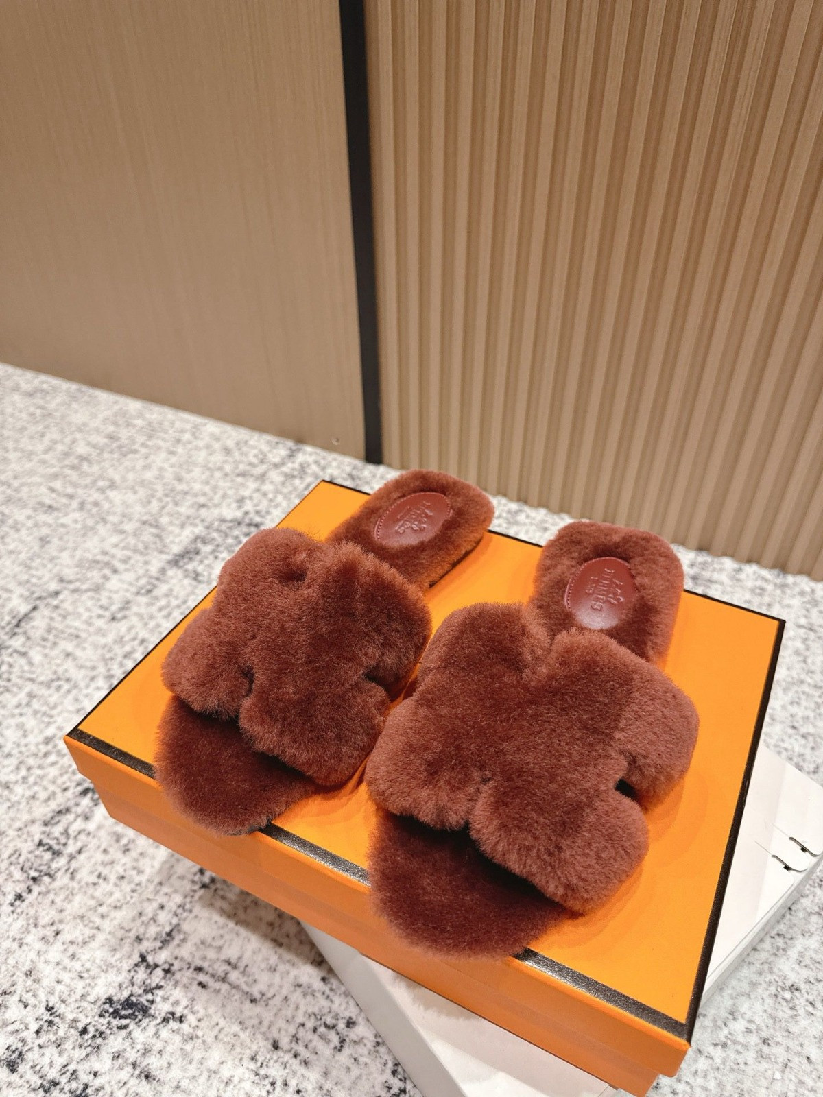 H**me5 Slippers