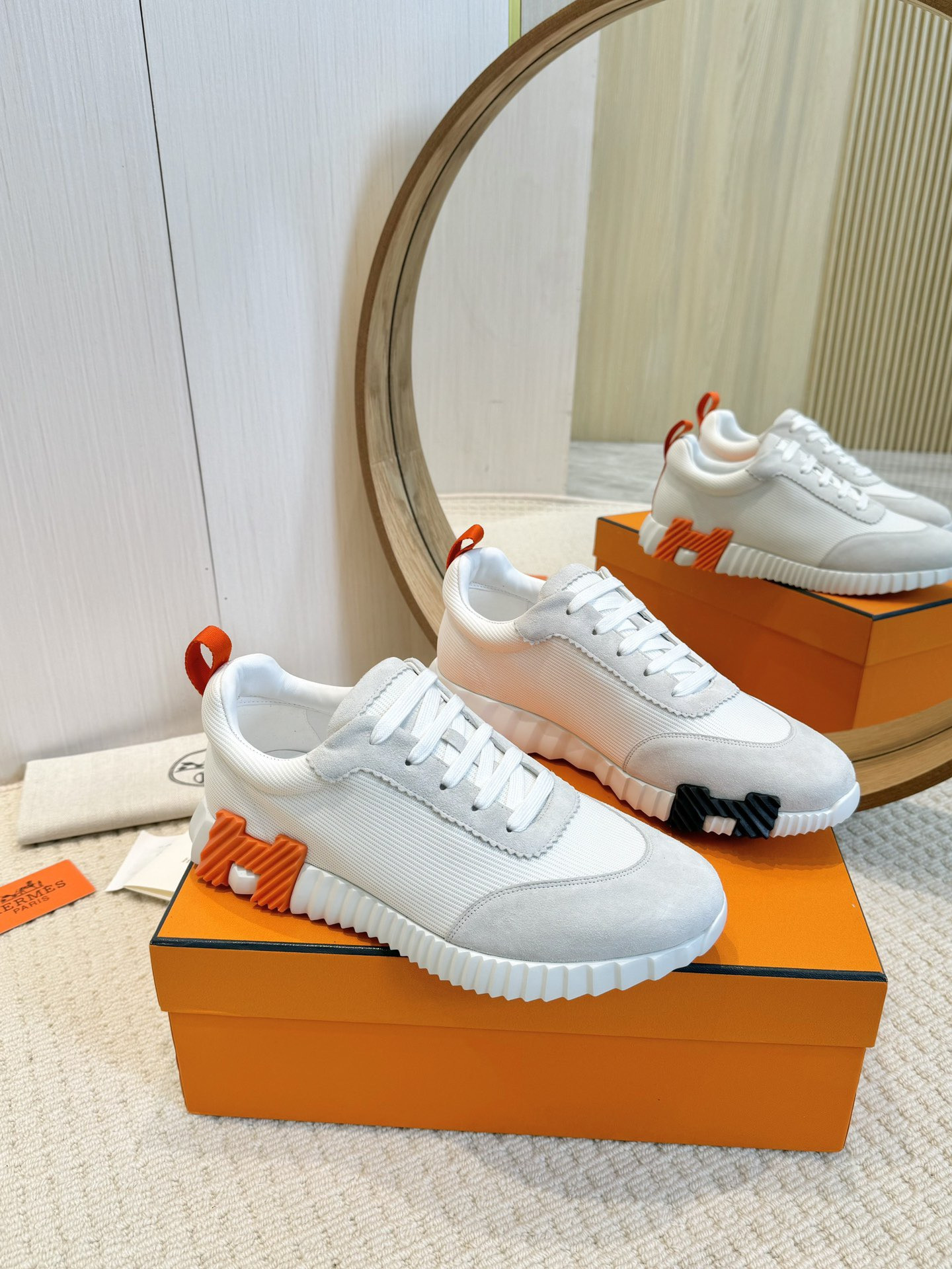 H**me5 Sneakers