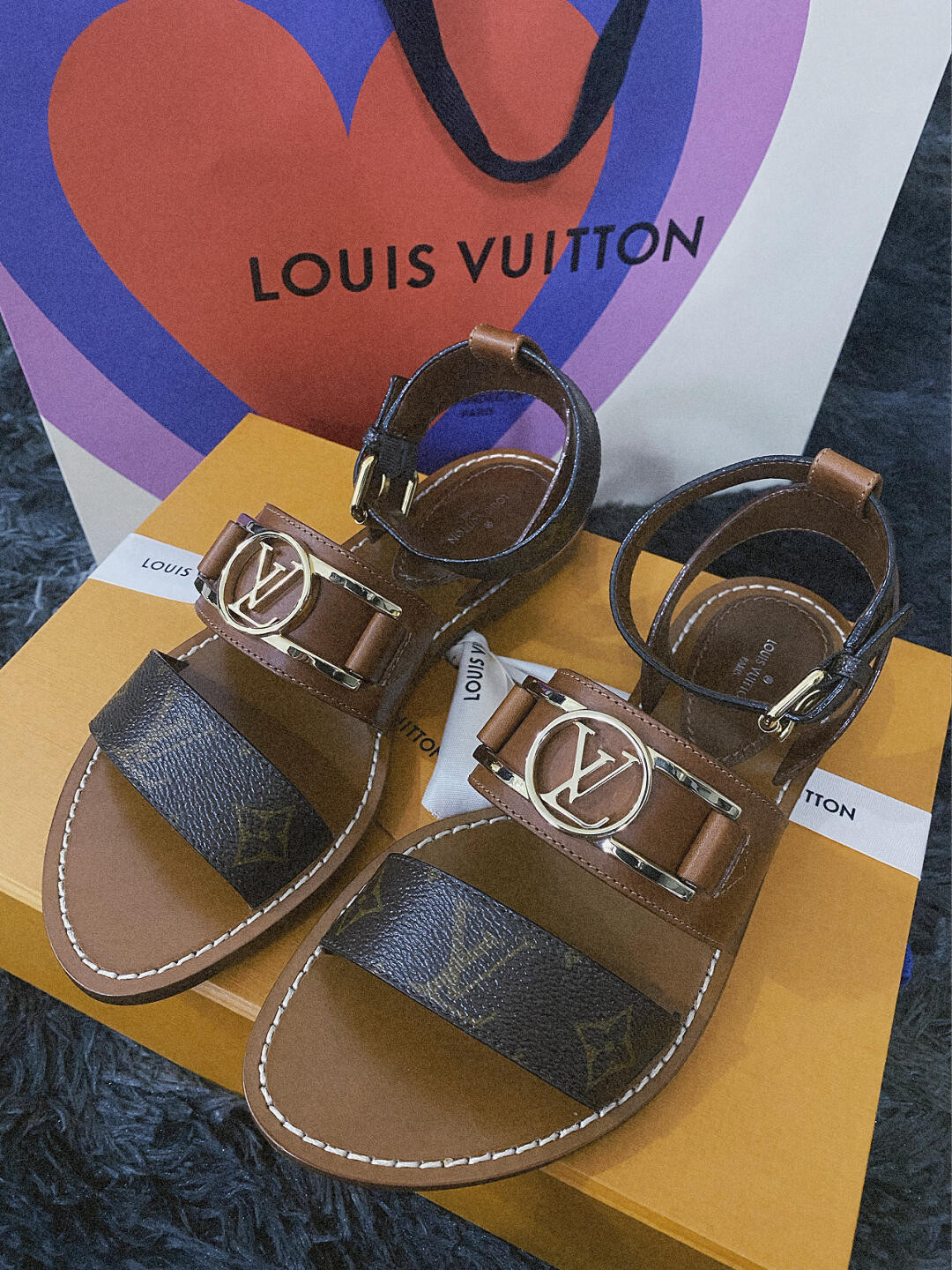 l0*is V*t0n sandals