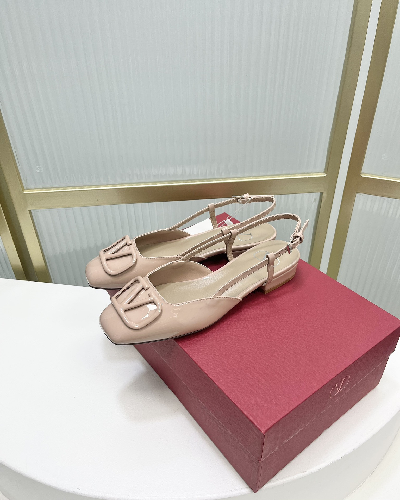 Va1e*ntin0 Heels