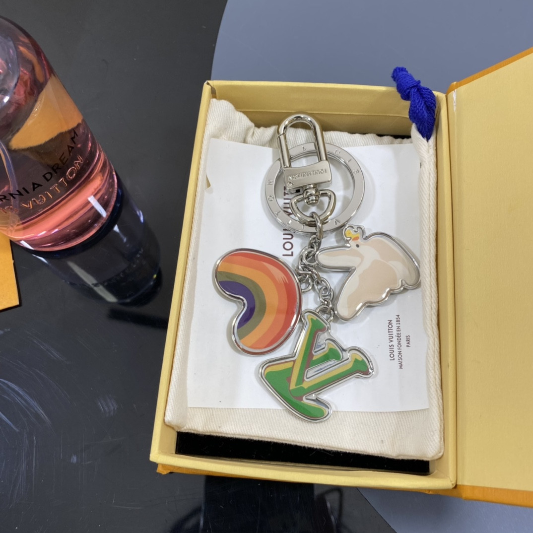 l0*is V*t0n bag charm