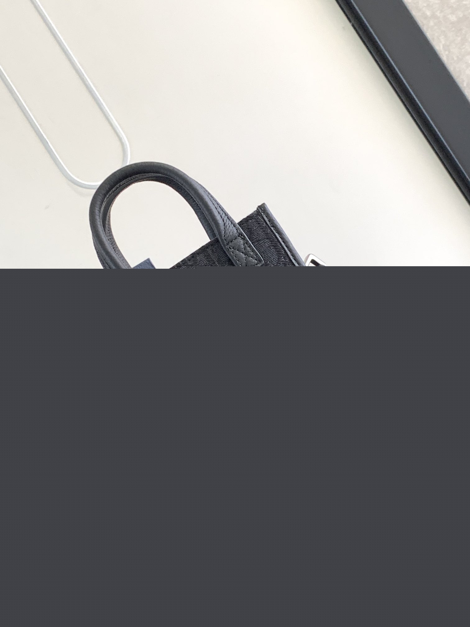 d*or safari Nor*h-south bag-14 x 19 x 6.5cm