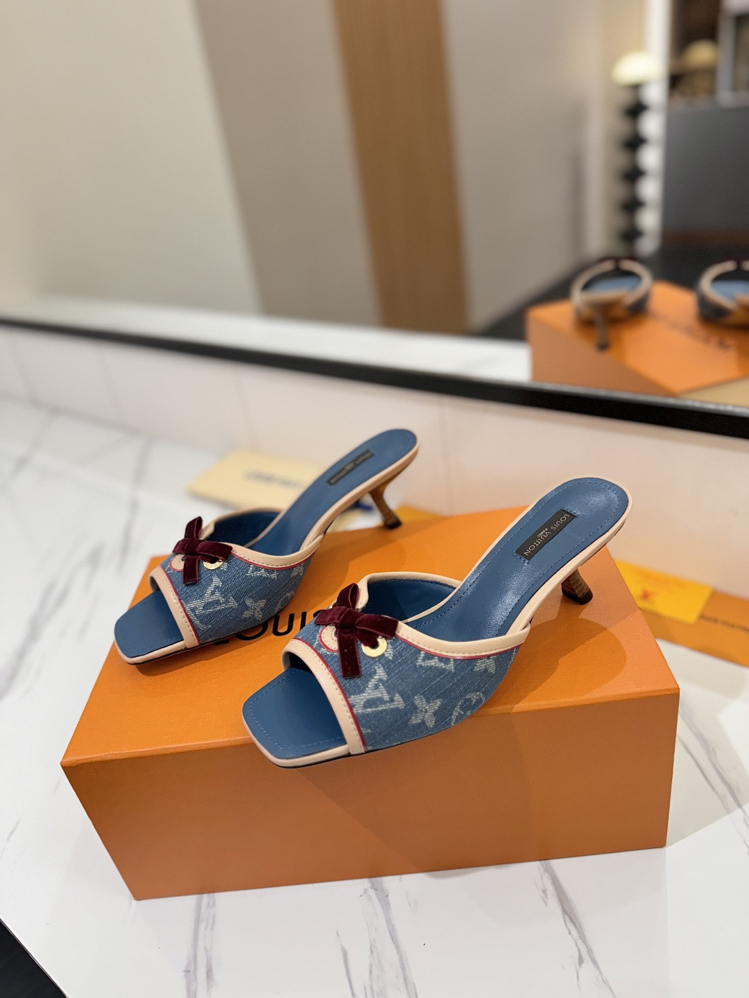L0vis Vvtt0n Sandals
