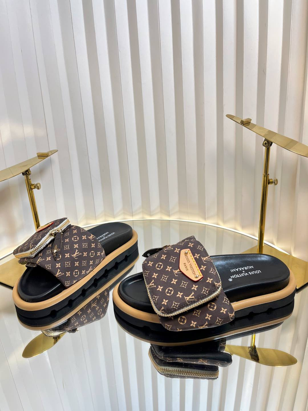 L0vis Vvtt0n Sandals
