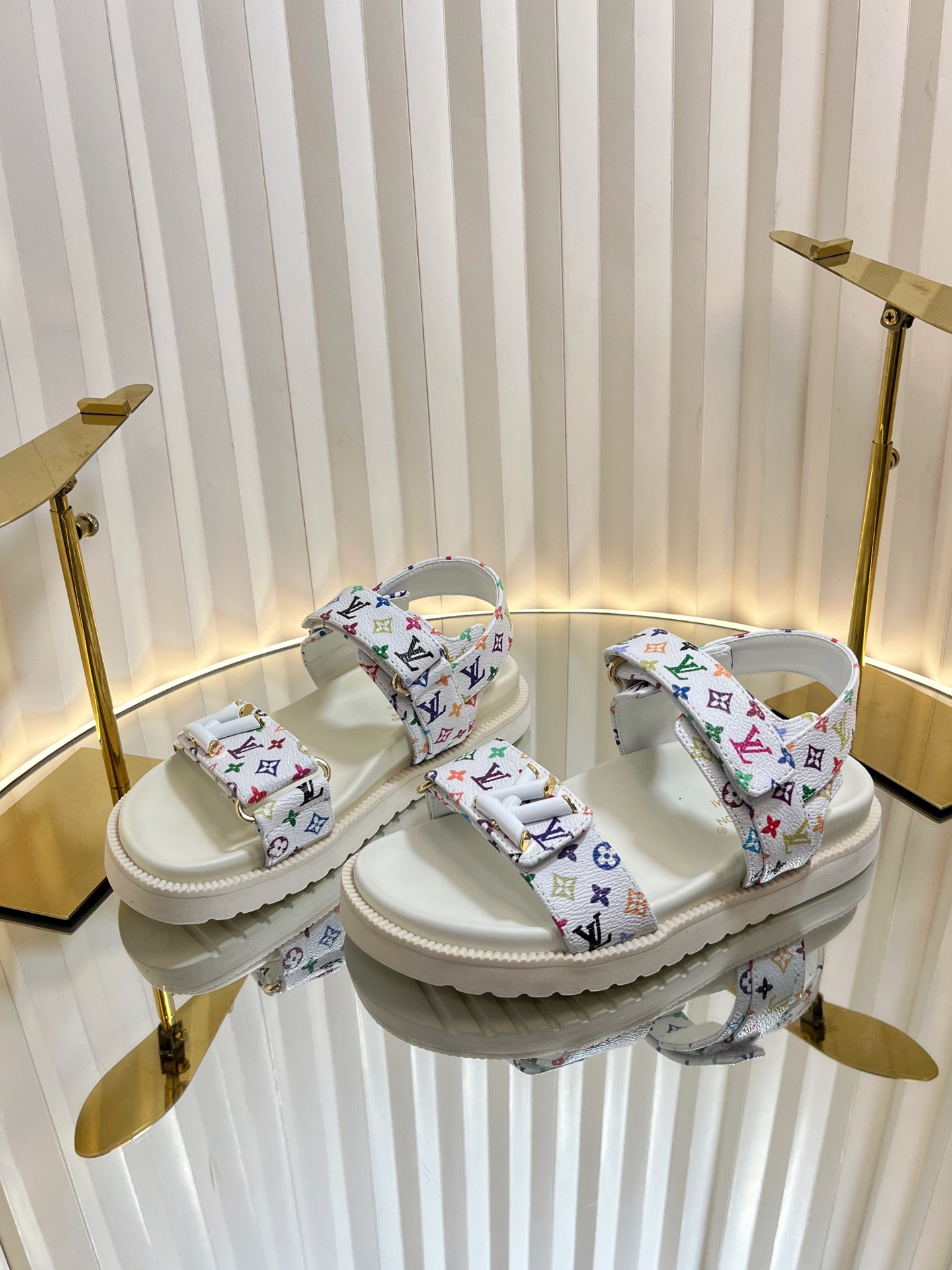 L0vis Vvtt0n Sandals