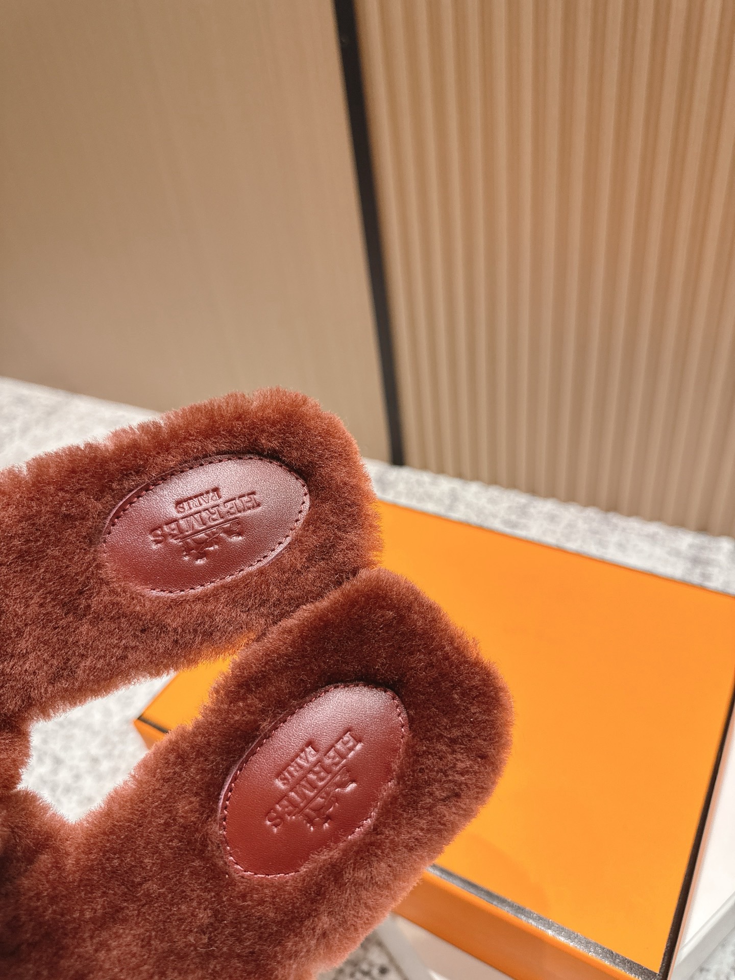 H**me5 Slippers