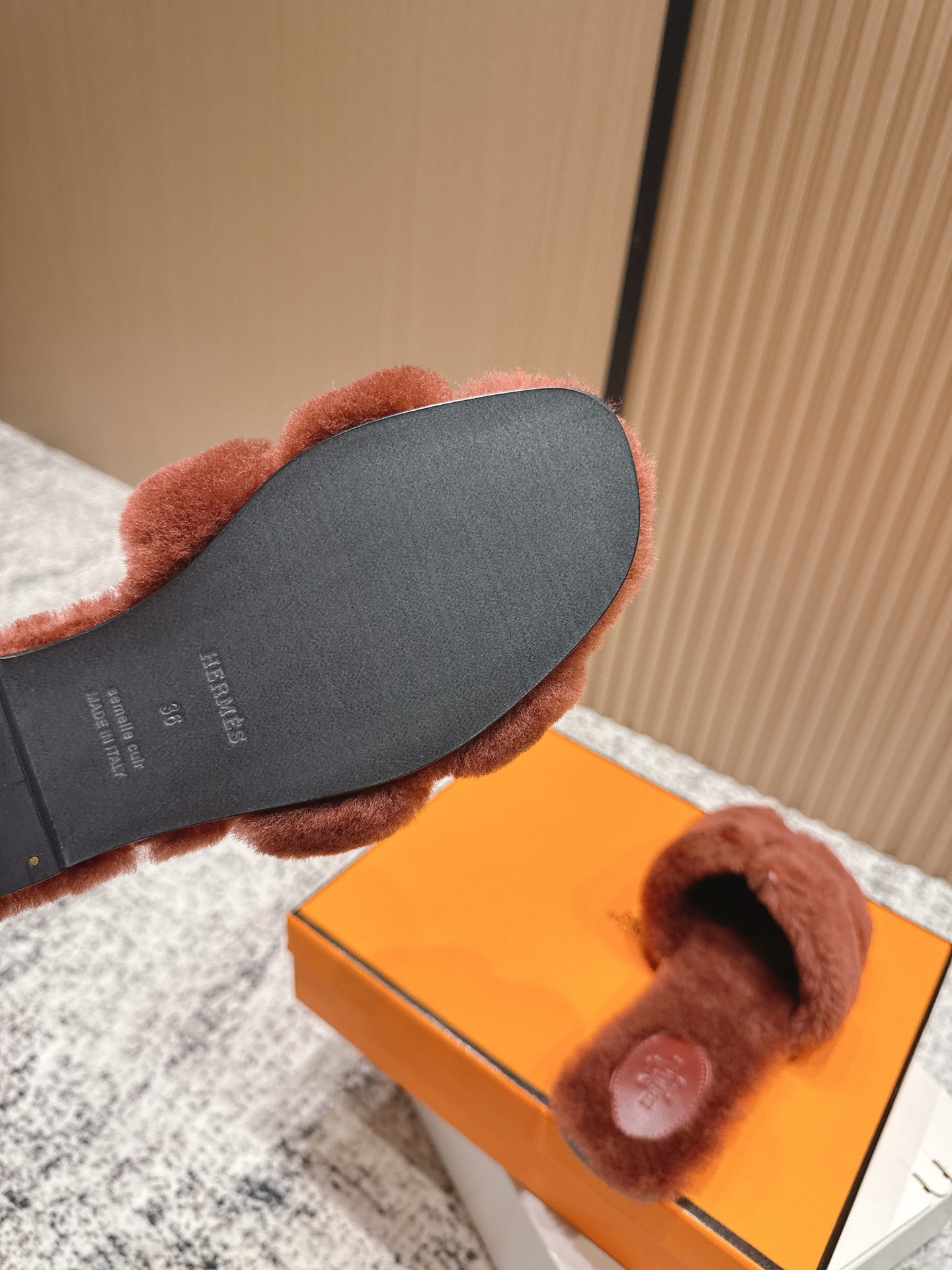 H**me5 Slippers