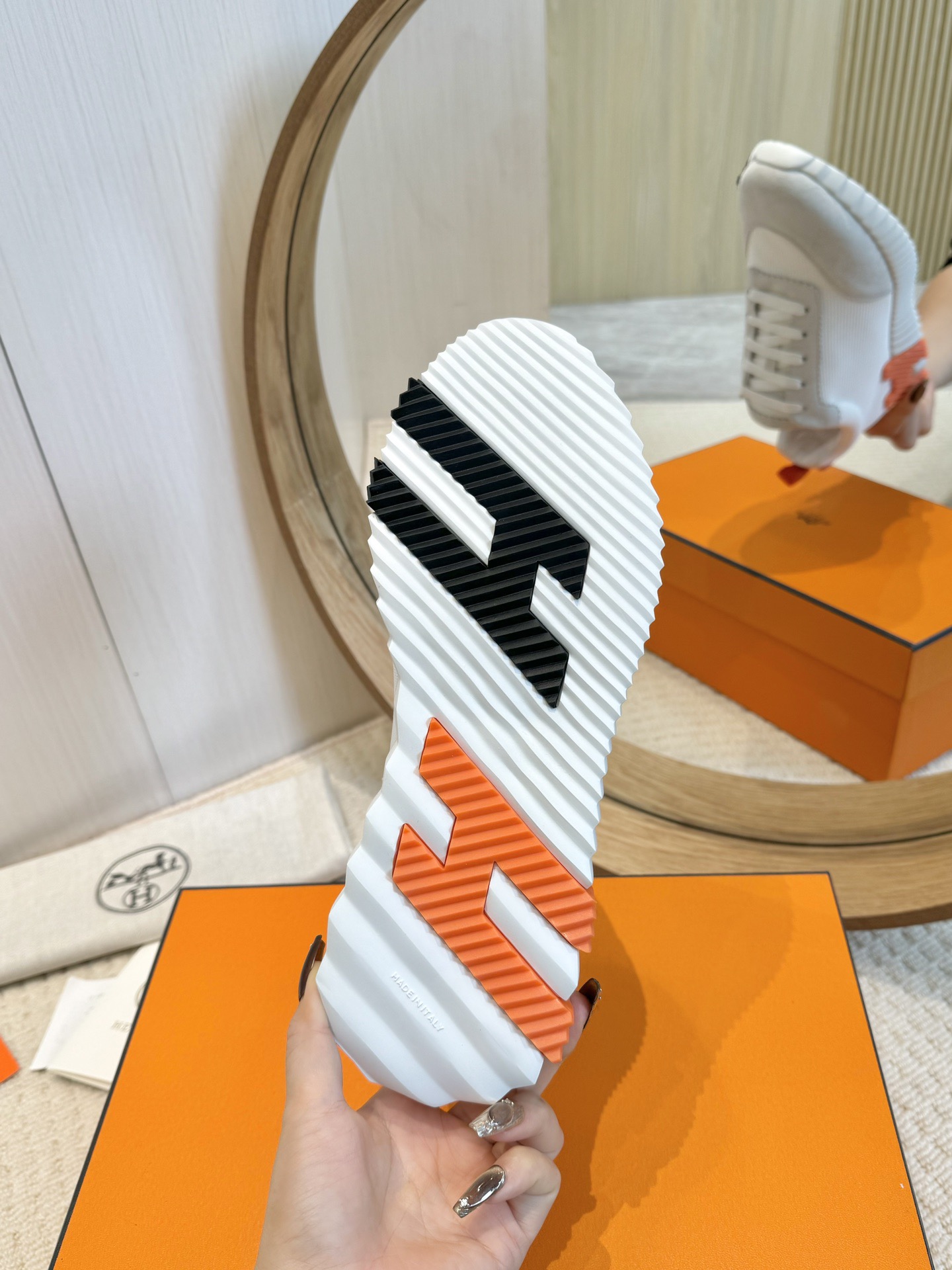 H**me5 Sneakers