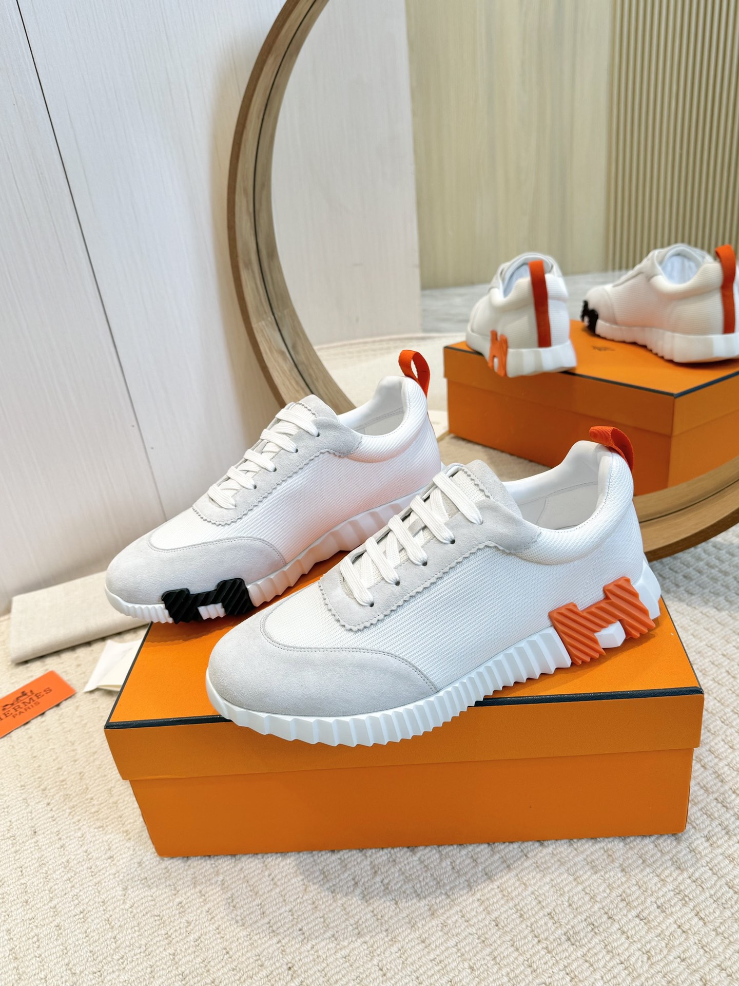 H**me5 Sneakers