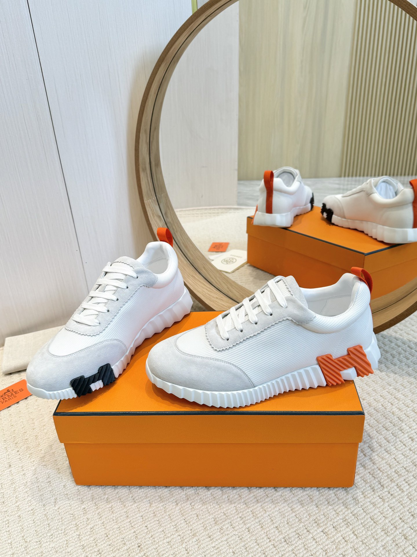 H**me5 Sneakers