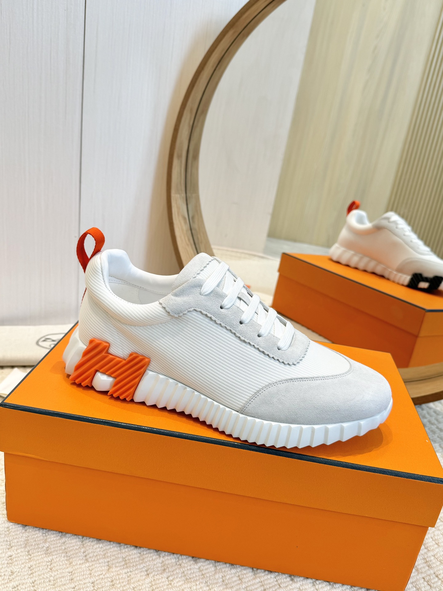 H**me5 Sneakers