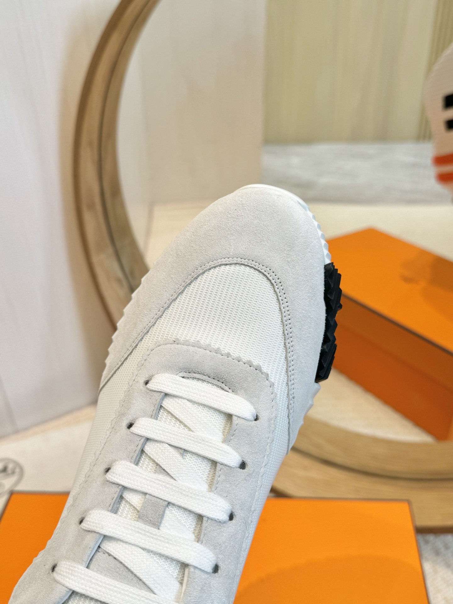 H**me5 Sneakers