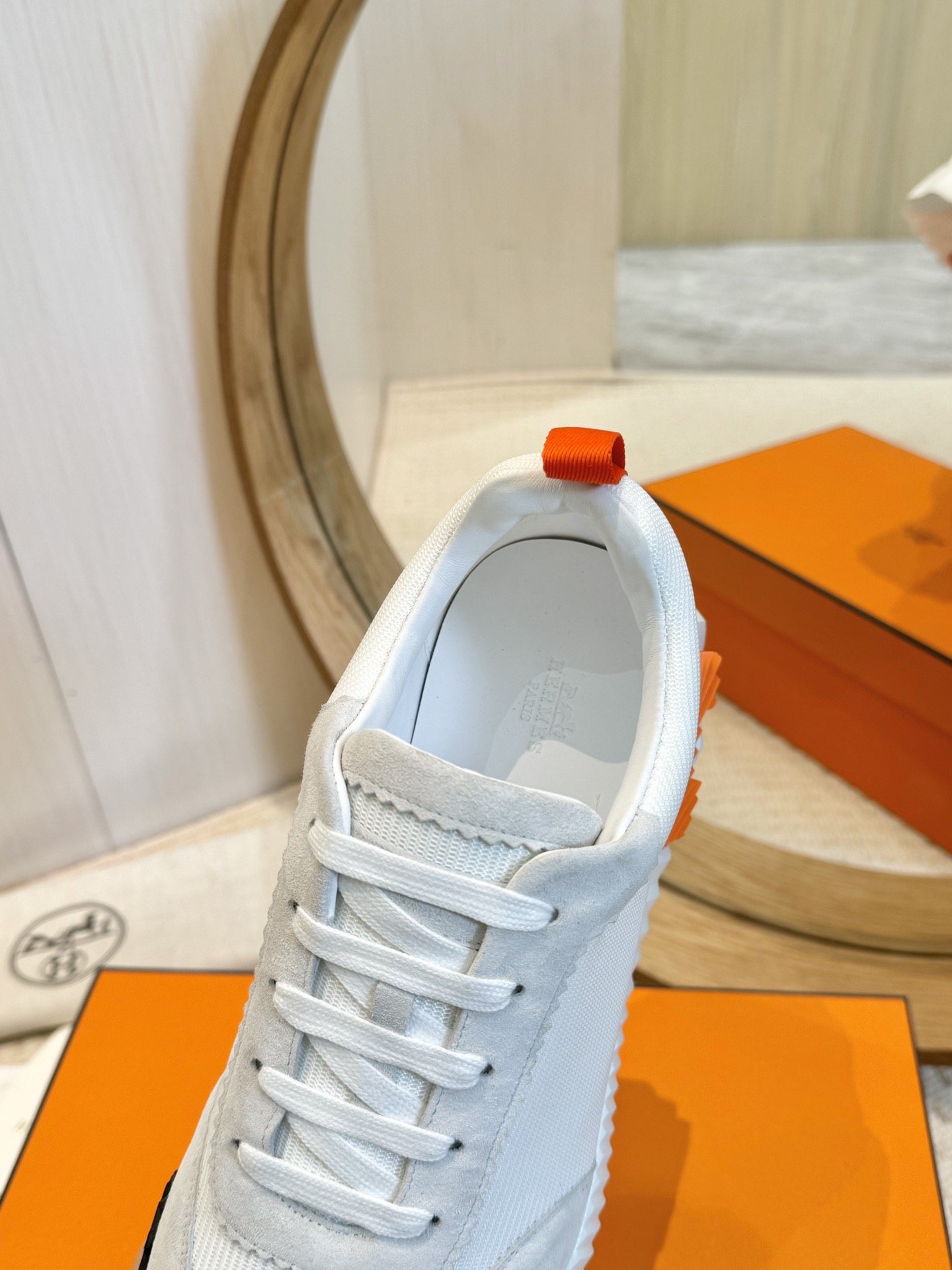 H**me5 Sneakers