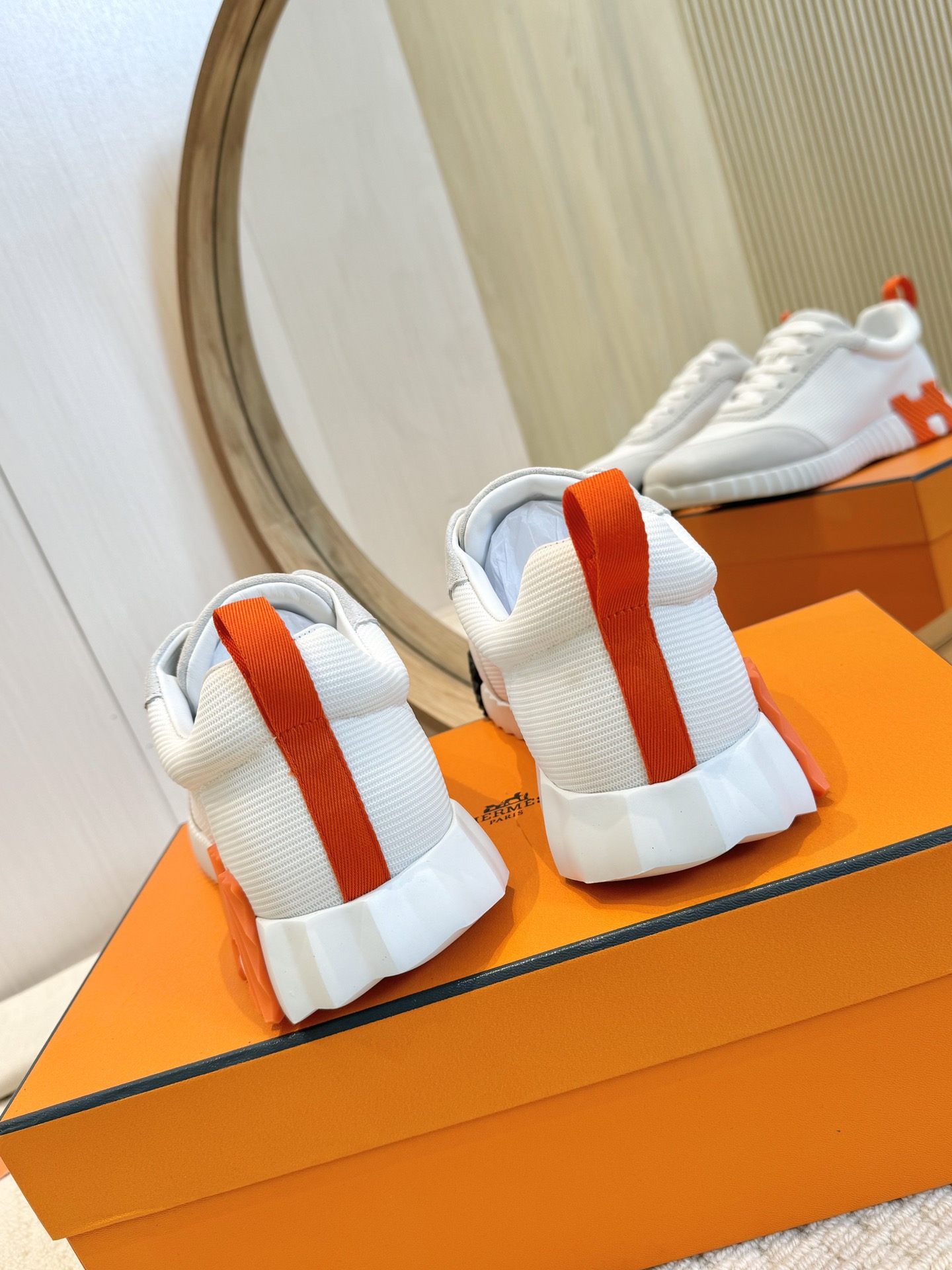 H**me5 Sneakers