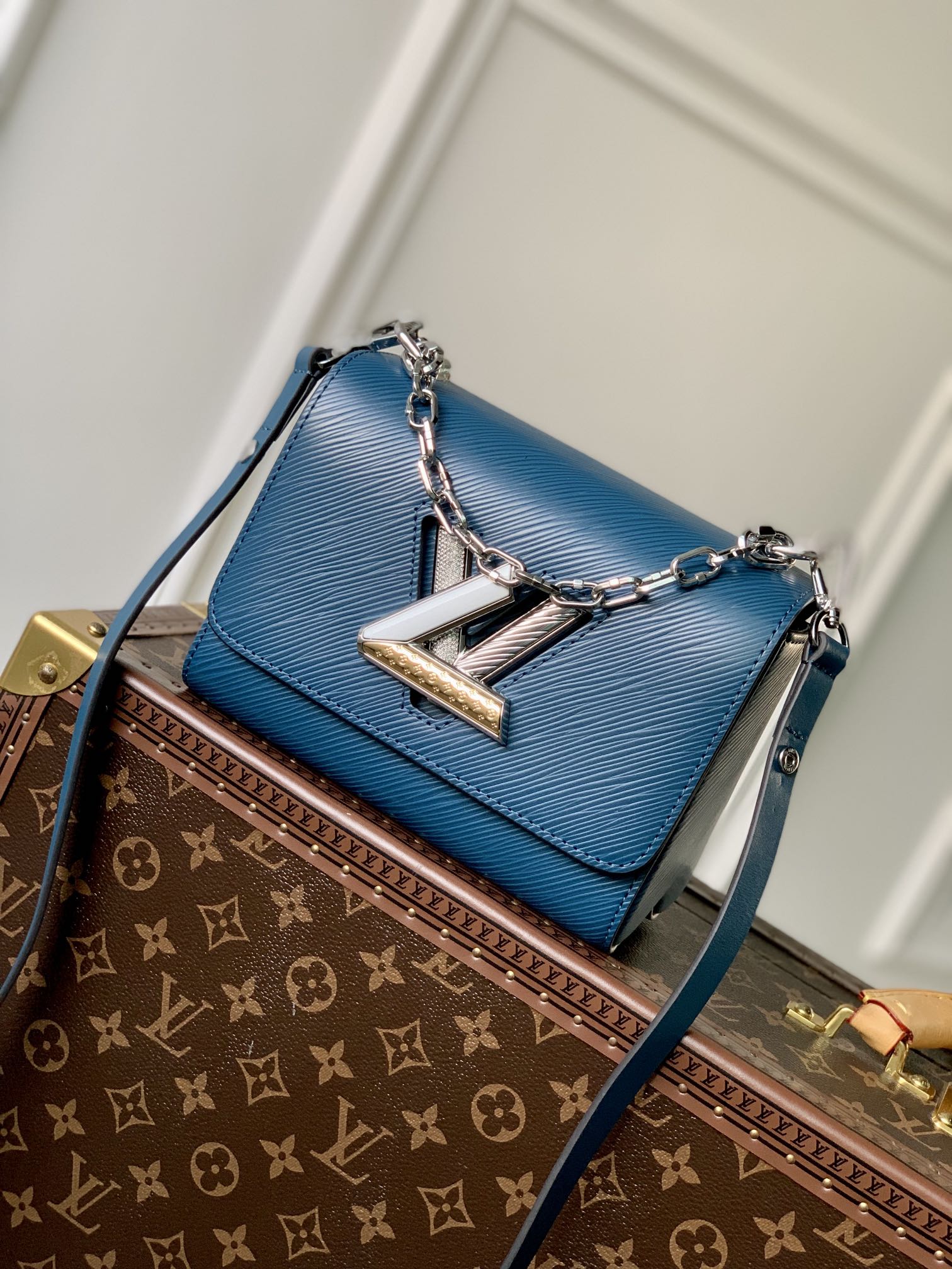 l0*is V*t0n twist -19x 15x 9cm