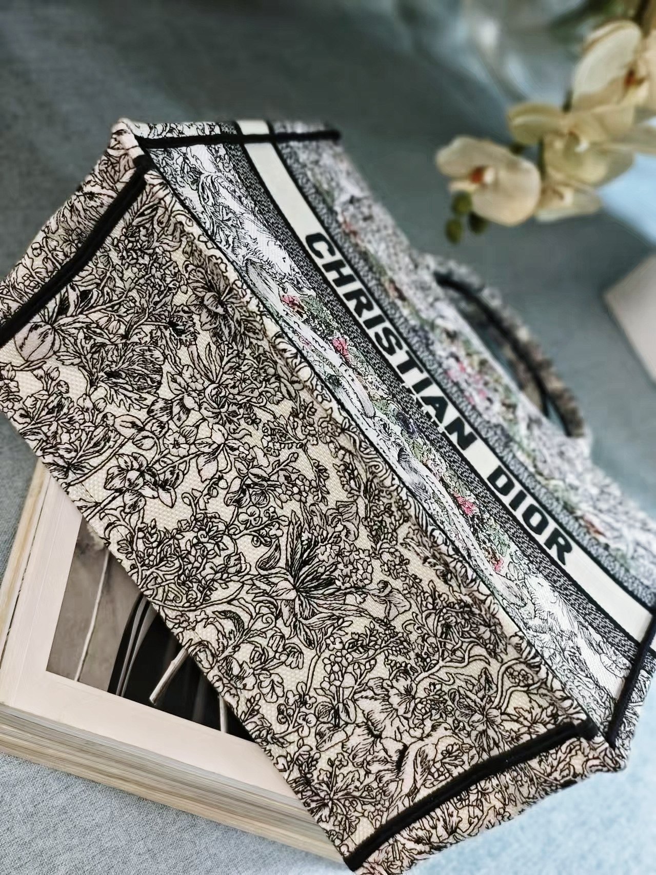 Diro Book Tote