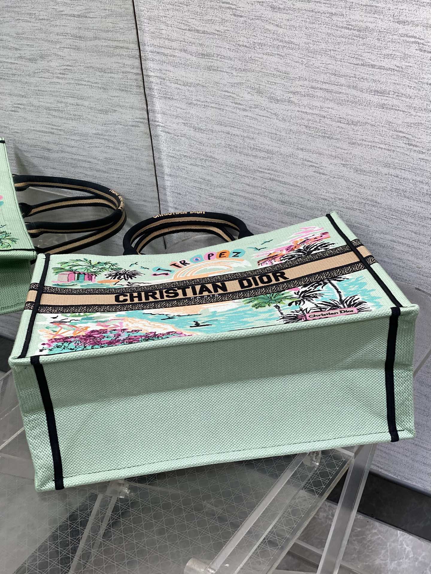 Diro Book Tote