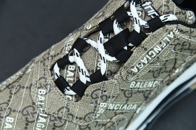 Ba*len*cia*ga triple s