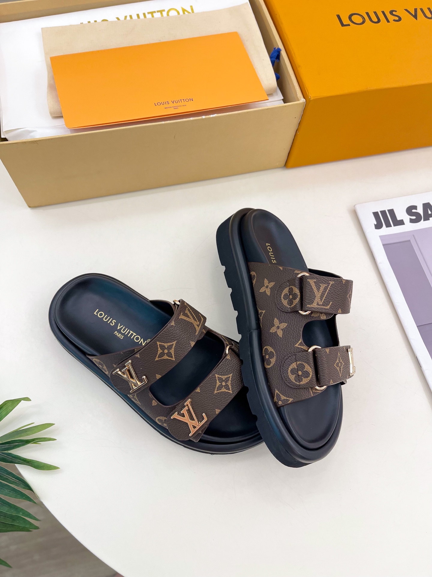 L0vis Vvtt0n 25SS Sandals