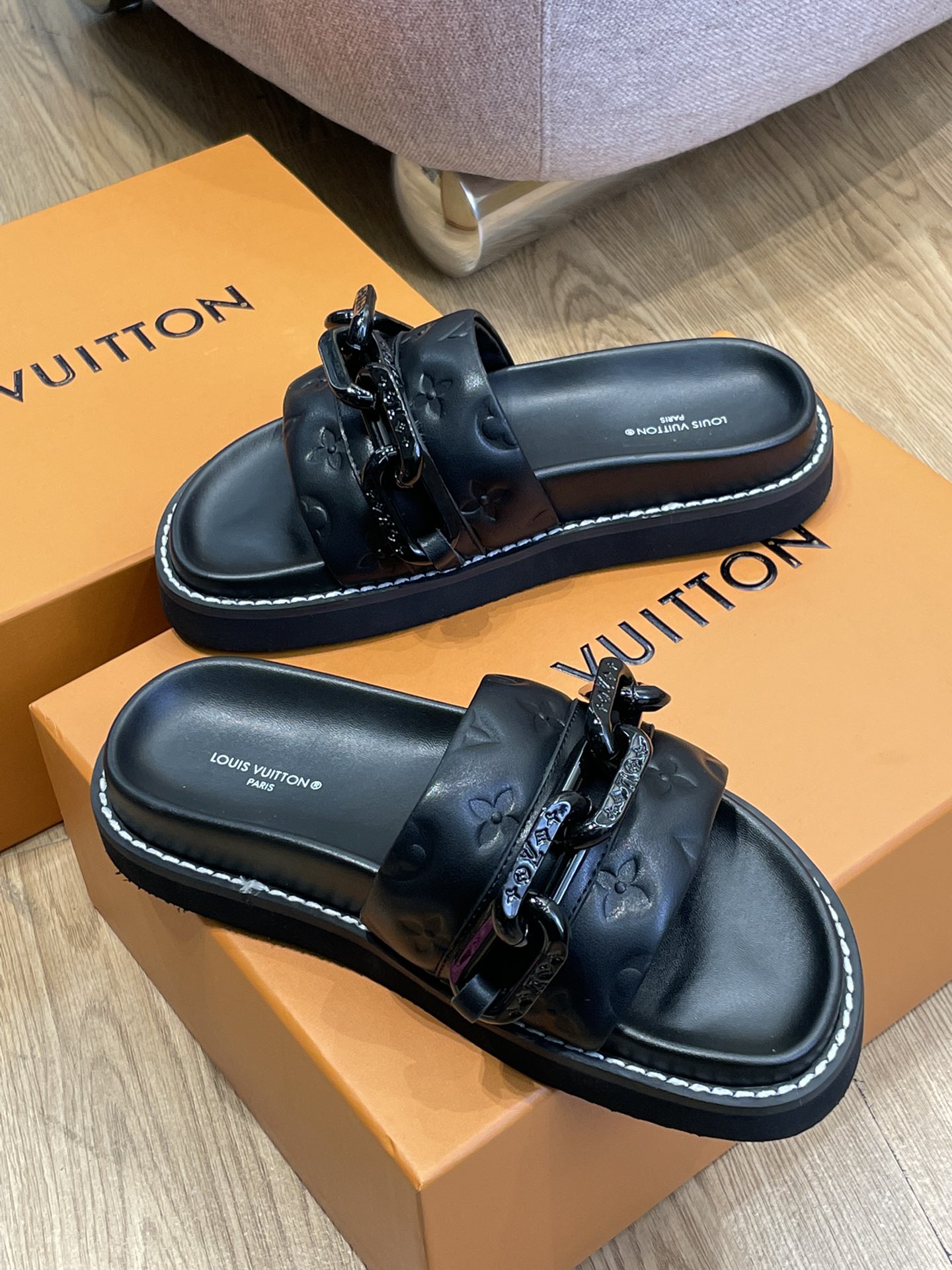 l0*is V*t0n 2022ss sandals