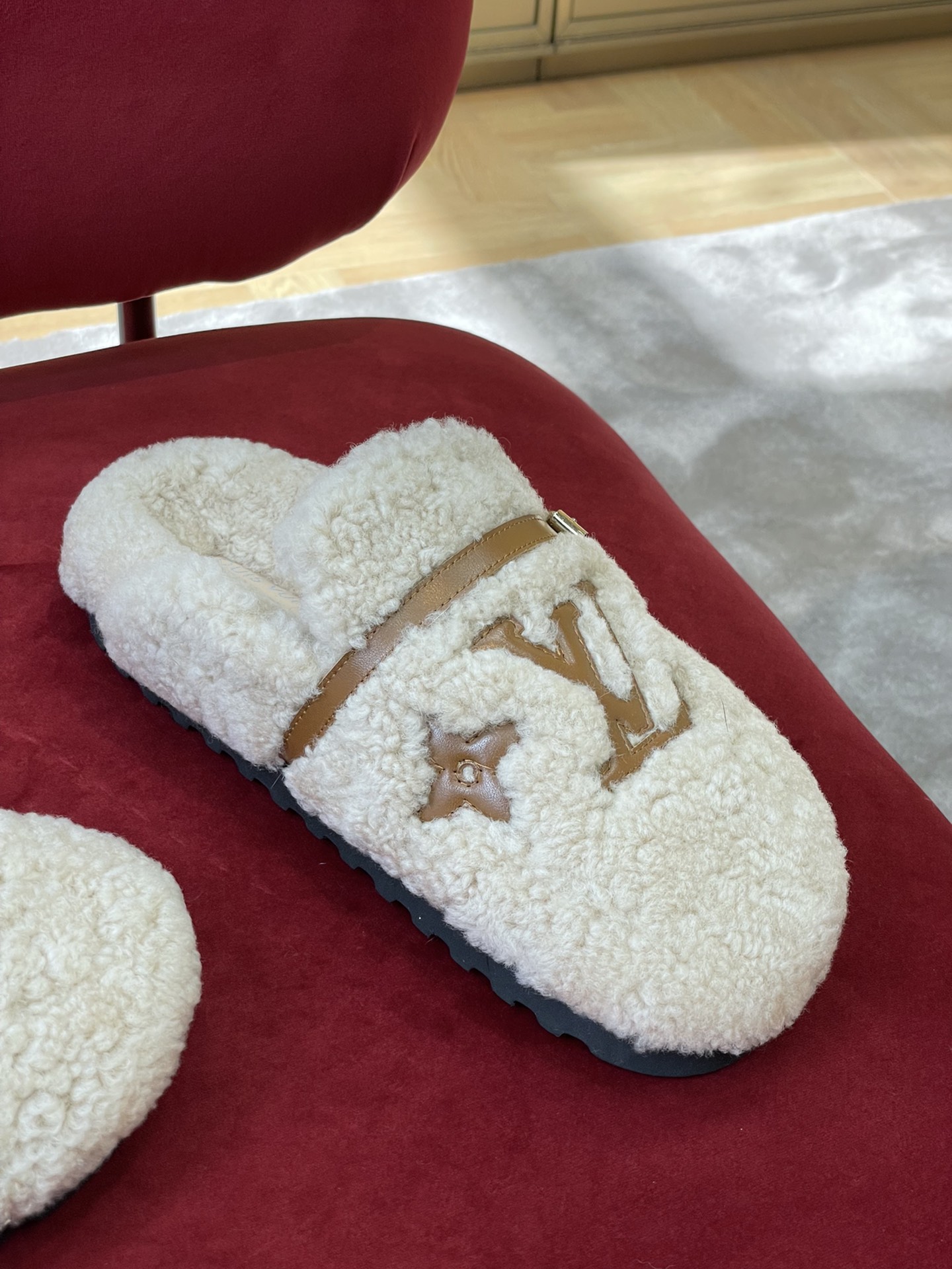 l0*is V*t0n winter break comfert sandals