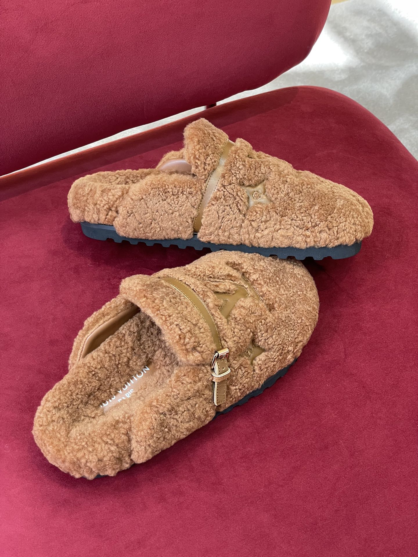 l0*is V*t0n winter break comfert sandals