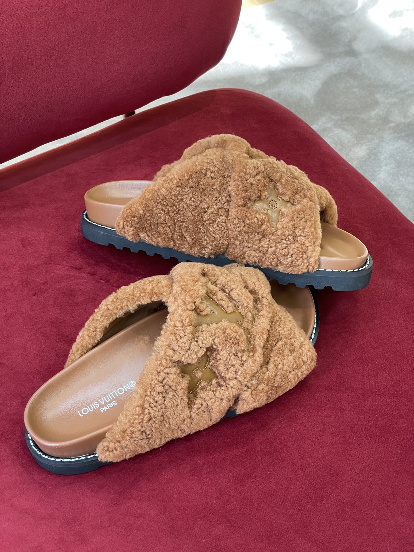 l0*is V*t0n paseo sandals