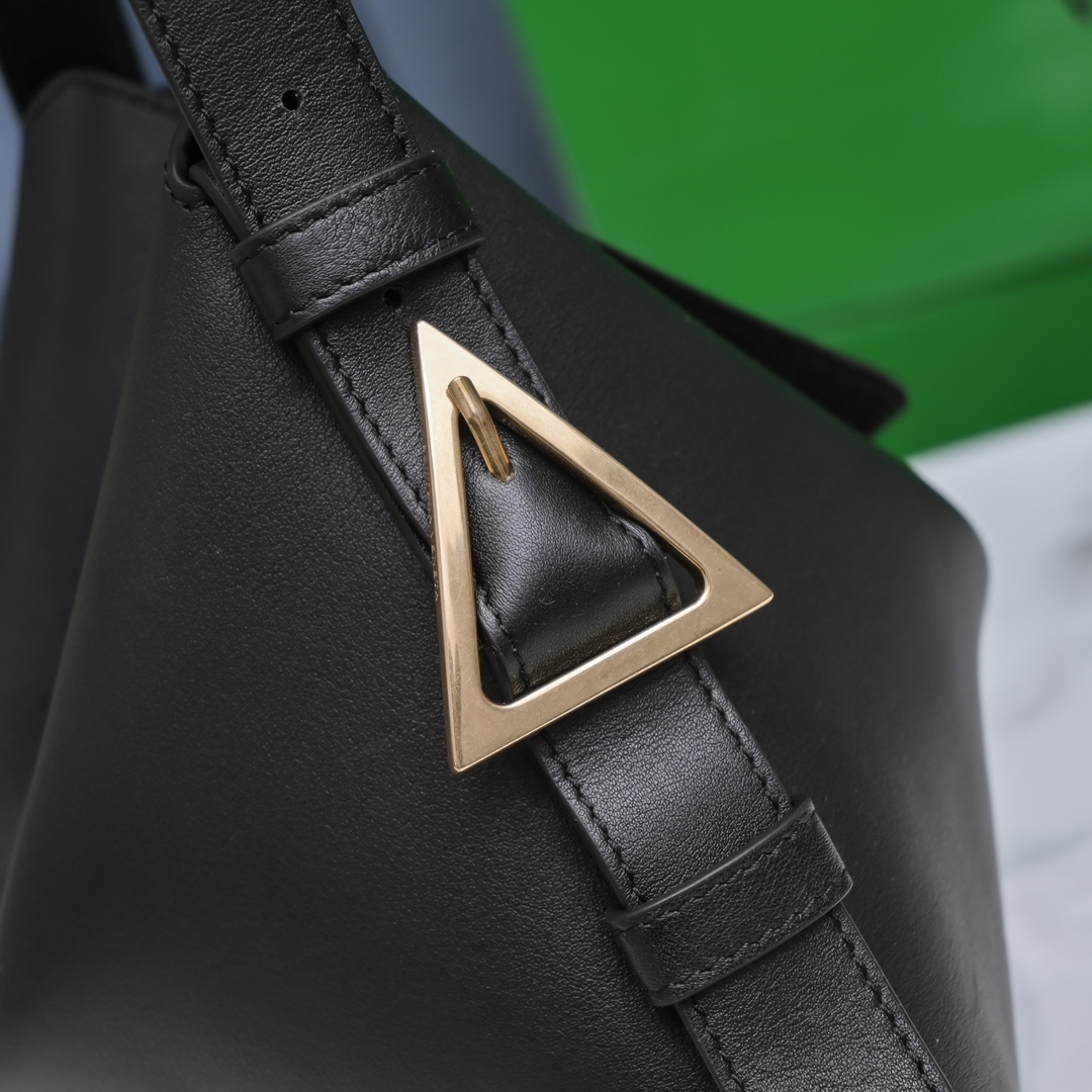 bo*te*ga Ve*ne*tacradle tote-30x23x16cm